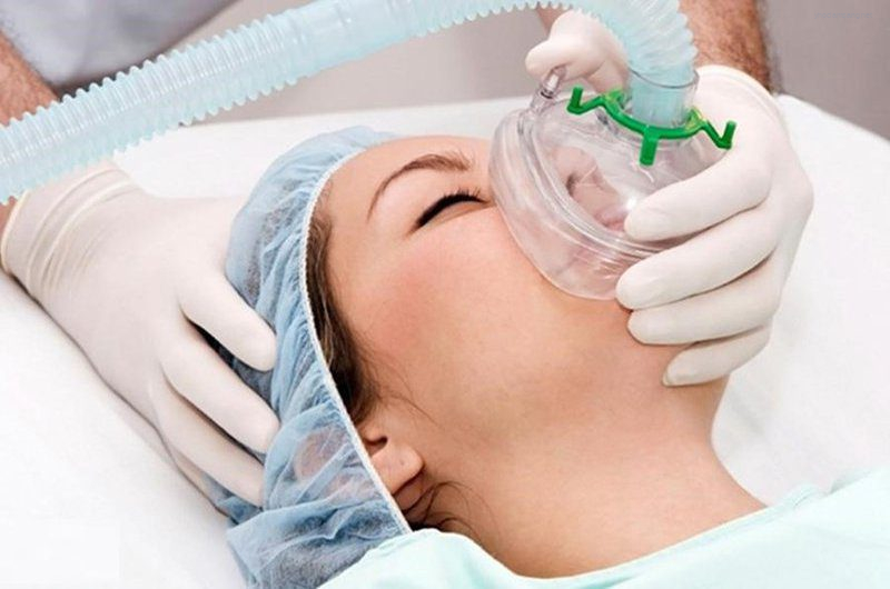 Thông khí cơ học có kiểm soát so với tự phát ở bệnh nhân bị hội chứng nguy kịch hô hấp cấp tính